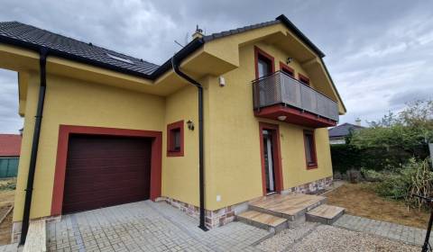 Na predaj  6 izbový rodinný dom  s garážou, pozemok 770 m2, Galanta