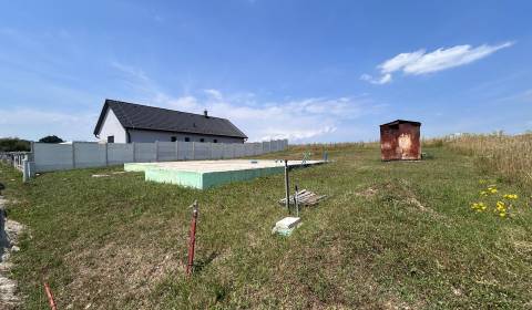 PREDAJ: Rozostavaný RD s IS a dokumentáciou, 685m2, Lučenec, 65.000€