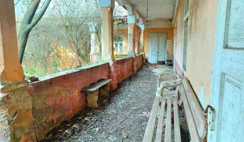 Historický dom v pamiatkovej zóne obce Štítnik čakajúci na záchranu