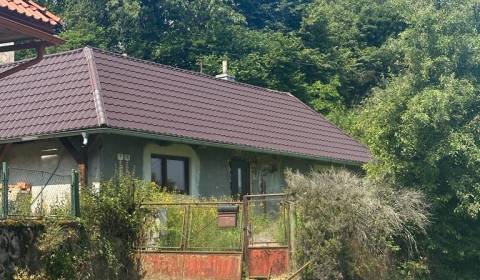 Na predaj rodinný dom 75 m², pozemok 520 m², Nová Baňa, kúpou voľný