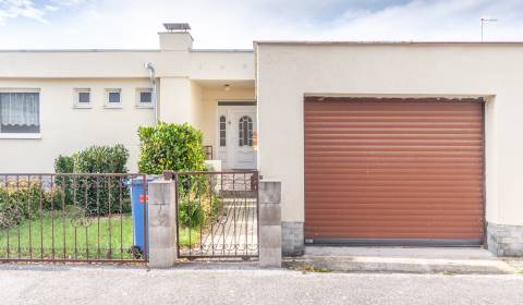 Predaj átriového RD s garážou v milionárskej štvrti v Nových Záámkoch