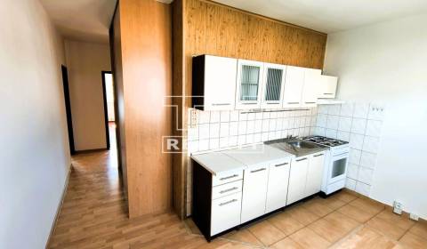 Ponúka na predaj 3 izbový byt v meste Žiar nad Hronom, 78 m2