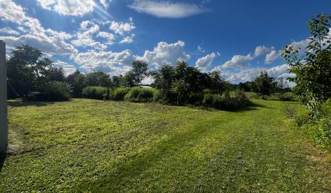 SLNEČNÝ STAVEBNÝ POZEMOK O ROZLOHE 966 M2 V OBCI ZÁLESIE