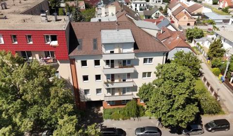 Tehlový 111 m² priestranný byt s terasou i balkónom pri parku