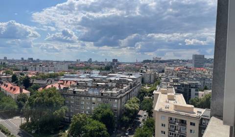 Predaj zrekonštruovaný 3 izbový byt, širšie centrum so super výhľadom.