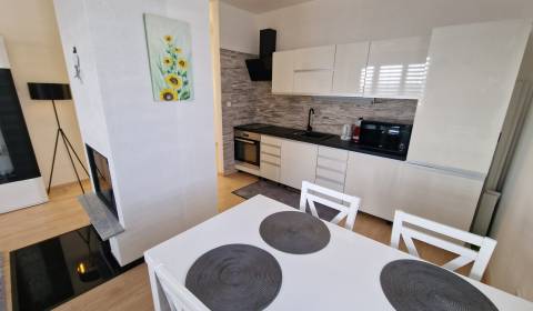 PREDAJ-Veľká Lomnica- 2izbový apartmán s krbom, balkónom, parkovanim