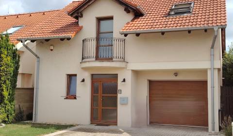 Predaj 4 izb.RD s garážou v Rovinke,Riečna ul.,pozemok o výmere 310 m2