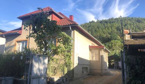 Predaj RD pri lese s pozemkom 1420m2 v obci Nitrica pri Prievidzi