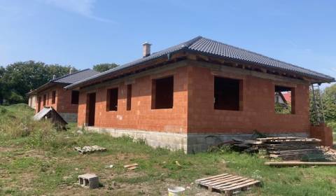 4i RD Bungalov - Lada Bretejovce, hrubá stavba 