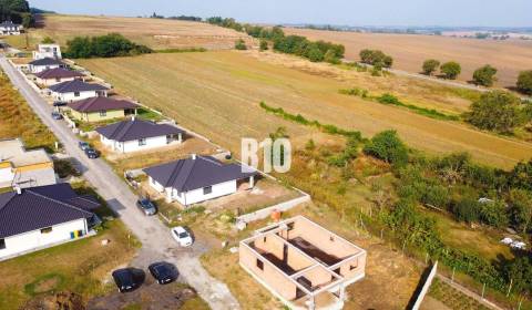 Bývanie pod lesom - 4i bungalov / 661m2 pozemok