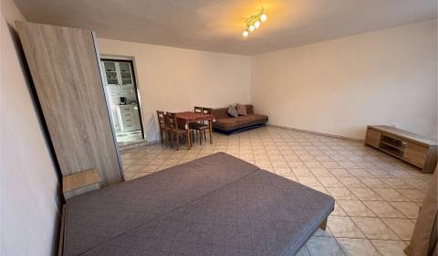 Na prenájom 1 izbový byt v rodinnom dome 400,- Eur