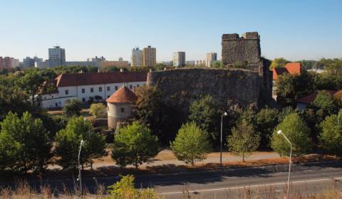 Na predaj: CENTRUM 2 izb.byt + 2x balkon + ŠATNIK + ŠPAJZA