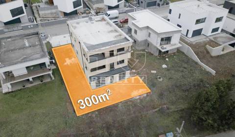 NOVOSTAVBA - 4 izbový byt s predzáhradkou /300m2/ v prevedení 