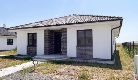 Priestranný 4-izb. bungalov 111 m2, záhr. domček, pivnica, Horná Potôň