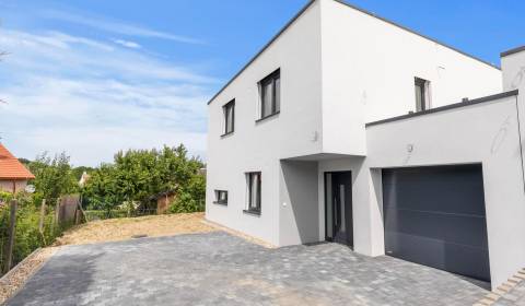 SKOLAUDOVANÉ! 5–IZB.RD, GARÁŽ,TERASA, POZEMOK 452m², VINOSADY,PEZINSKÁ