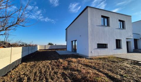 SKOLAUDOVANÉ! 5–IZB.RD, GARÁŽ,TERASA, POZEMOK 452m², VINOSADY,PEZINSKÁ