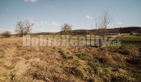 PREDAJ: Pozemok pre výstavbu menšieho rodinného domu, 764 m2, Veľká Lú