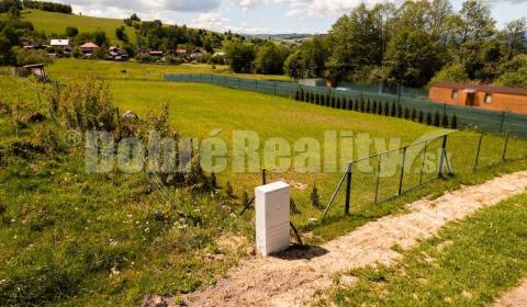 PREDAJ: Oplotený pozemok s inžinierskymi sieťami pre výstavbu rodinnéh