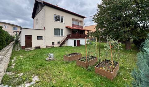 PREDAJ: Dvojgeneračný RD, Turčianske Teplice, rovinatý pozemok 667 m²