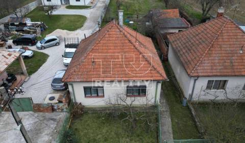 Na predaj rodinný dom - 90m2 v obci Čeľadince s pozemkom - 1390 m2.