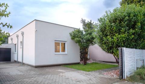 Priestranný 5-izbový bungalov, garáž, bazén, poz.590 m2, Dun. Lužná