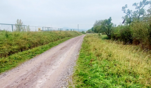 NA PREDAJ POZEMOK VHODNÝ NA VÝSTAVBU RODINNÝCH DOMOV.