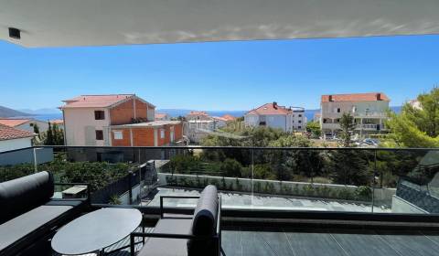 Trogir, Čiovo – zariadený apartmán s výhľadom na more