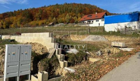 Na predaj slnečný stavebný pozemok Ovčiarsko o výmere 457 m2(stavebné 