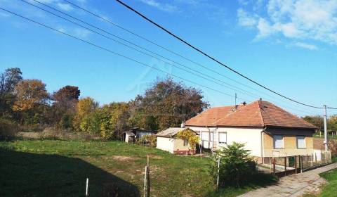 Dom vhodný na okamžité bývanie s veľkým 949m² pozemkom v obci Pastovce