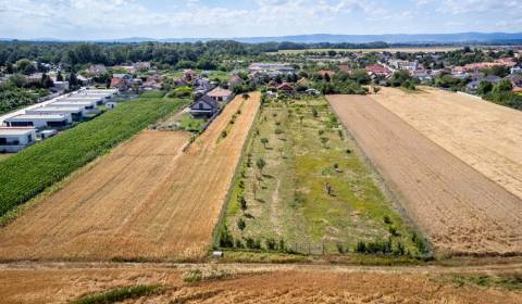 Na predaj stavebný pozemok o rozlohe až 7600m2, iba 6km od Senca