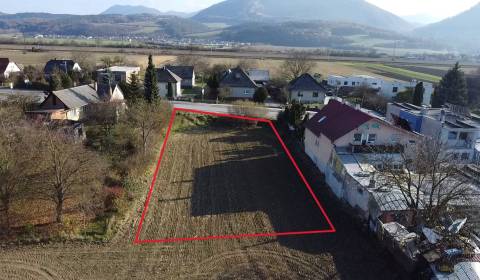 Na predaj pekný rovinatý pozemok v Ladcoch, 650 m2