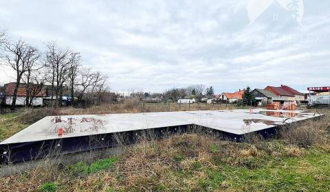 Vám ponúka na predaj veľký  stavebný pozemok v 