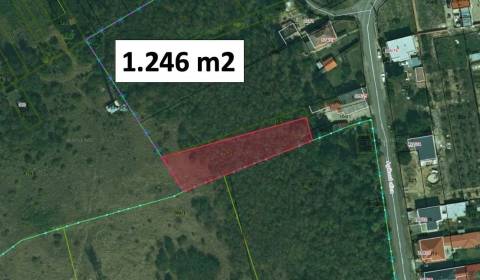 Véč – 1.246 m2 POZEMOK na mobilný dom / karavan / chatku v Intraviláne