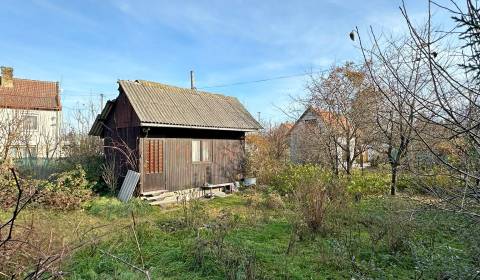 NA PREDAJ ZÁHRADA S DREVENOU CHATKOU NA ALŽBETINOM OSTROVE, KOMÁRNO