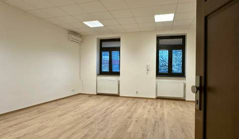 PRENÁJOM: SVETLÝ KANCELÁRSKY PRIESTOR V CENTRE MESTA, 30m2, KOMÁRNO