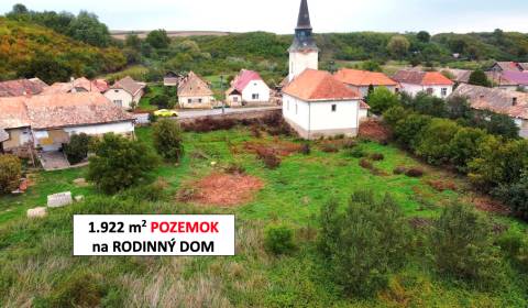 Pavlovce - 1.922 m2 POZEMOK na RODINNÝ DOM za kostolom