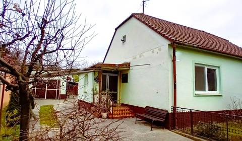 Na predaj rodinný dom s garážou, pozemok 1281m2 Dolná Krupá