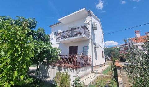 ☀Vodice(HR)-zariadený 3 izbový apartmán 73 m2 na prízemí☀