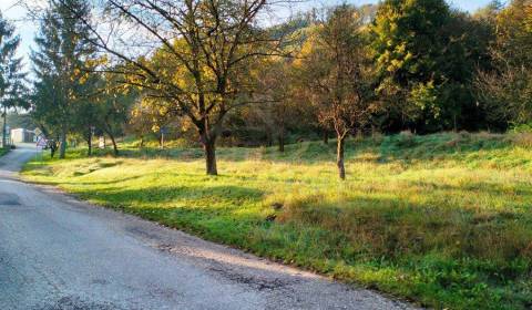 Pozemok v tichej časti obce Trenčianska Teplá na predaj