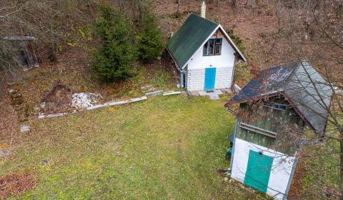 Chatka a pozemok cca 1000m2 -  Turčianske Kľačany