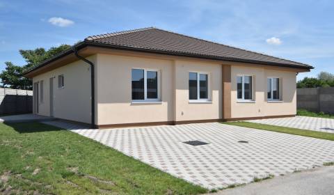 NOVINKA! Kvalitný 4-izbový bungalov v ŠTANDARDE, 92 m2, obec Trnávka