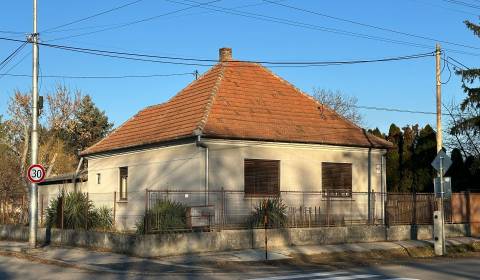 RODINNÝ DOM S VEĽKÝM POTENCIÁLIM V PRIAMOM CENTRE MESTA, HURBANOVO