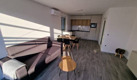 ZARIADENÝ 2-IZBOVÝ APARTMÁN, SUNNYSIDE - PETRČANE, CHORVÁTSKO