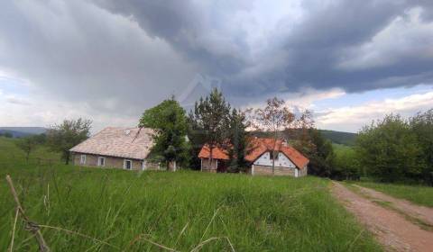 NOVÁ NIŽŠIA CENA ! Chalupa s väčším pozemkom v krásnom prostredí budin