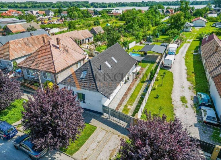 ALL INCLUSIVE REAL I 5 IZBOVÝ RD NA TAKMER 11 ÁROVOM POZEMKU NA PREDAJ - VÁHOVCE (OKR. GA)