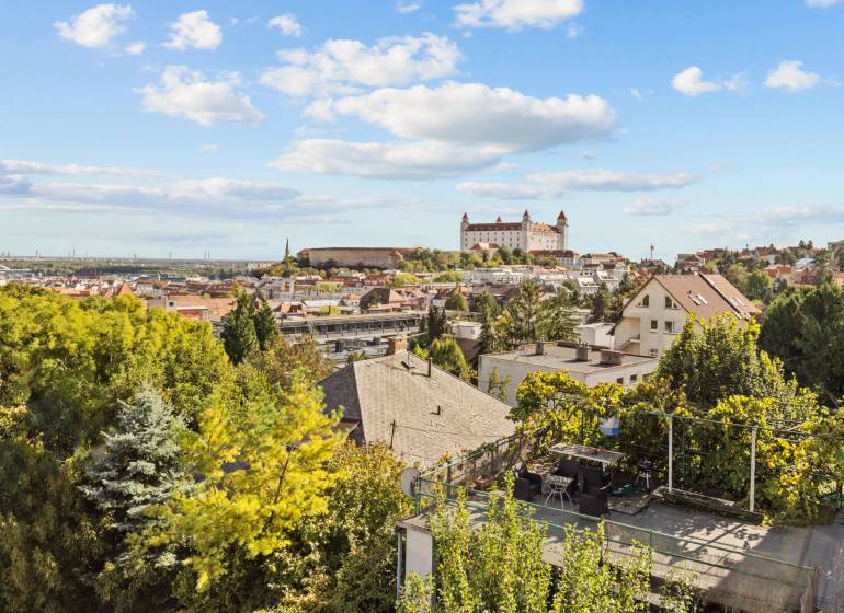 Prenájom veľkometrážného 3i bytu s terasou a výhľadom na hrad na Palisádoch- Červeňova ul. Staré mesto_výhľad z terasy