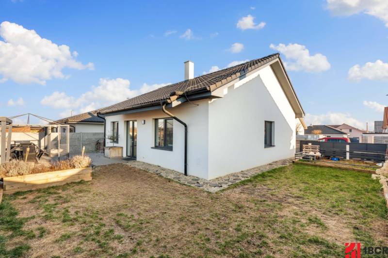 ÚTULNÝ 4-IZB. RODINNÝ DOMČEK S KRBOM A ZÁHRADOU 266 M2 - LÁB, MALACKY