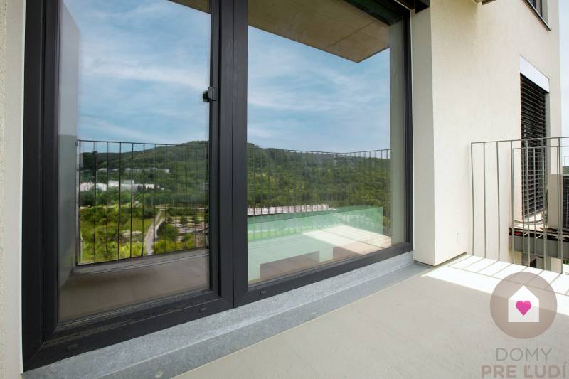 Predaj 1i bytu v novostavbe Čerešne s balkónom, klimatizáciou a výhľadom_balkón