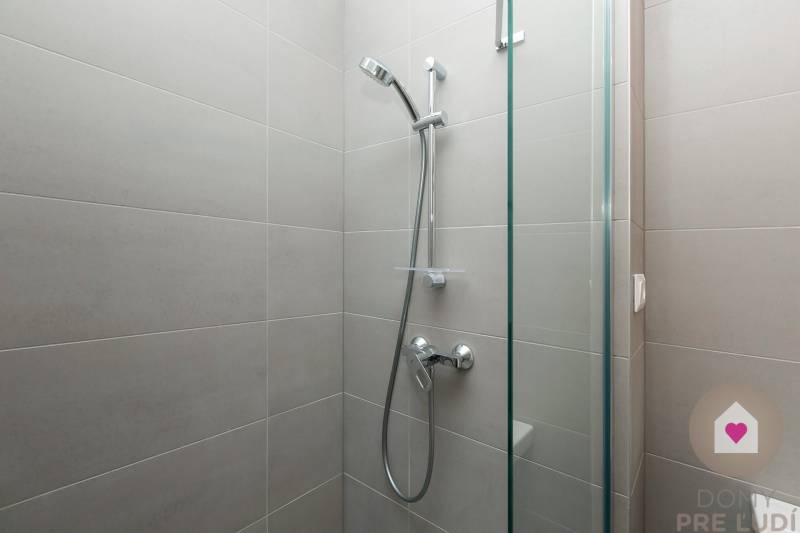 Predaj 1i bytu v novostavbe Čerešne s balkónom, klimatizáciou a výhľadom_kúpeľňa