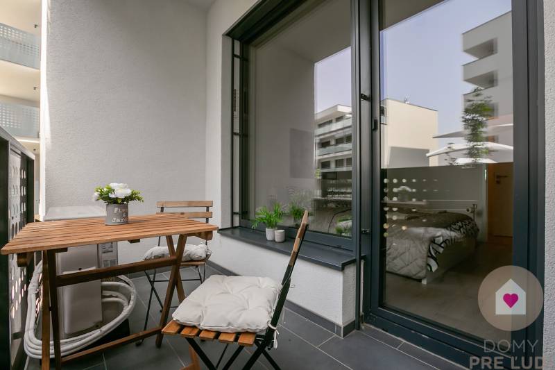 Prenájom moderného 2i bytu s balkónom, pivnicou a možnosťou parkinguv novostavbe pri Prezidentskom paláci v Starom meste_balkón